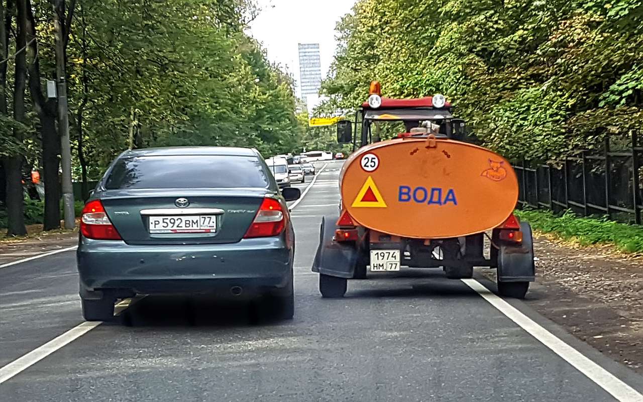 Исключение, позволяющее обогнать тихоходное транспортное средство, есть только в определении знака 3.20 (Обгон запрещен). Знак имеет преимущество над разметкой. Но если такого знака нет, то пересекать сплошную линию разметки нельзя.