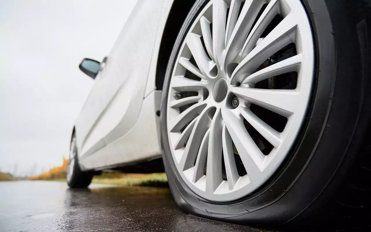 Прокола нет, а шина спускает — в чем причина и что делать?