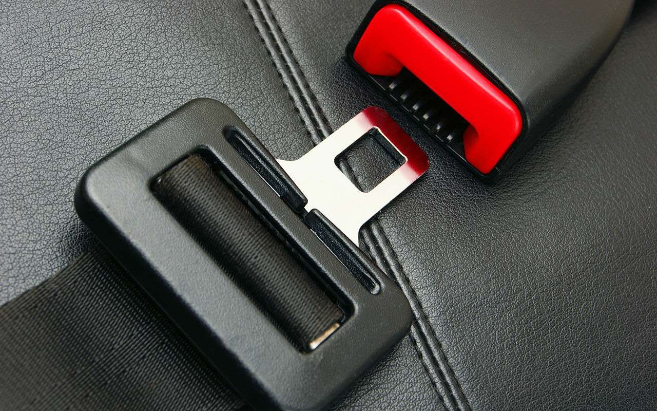 Каждый второй пассажир не пристегивается в машине. Почему? Наш опрос