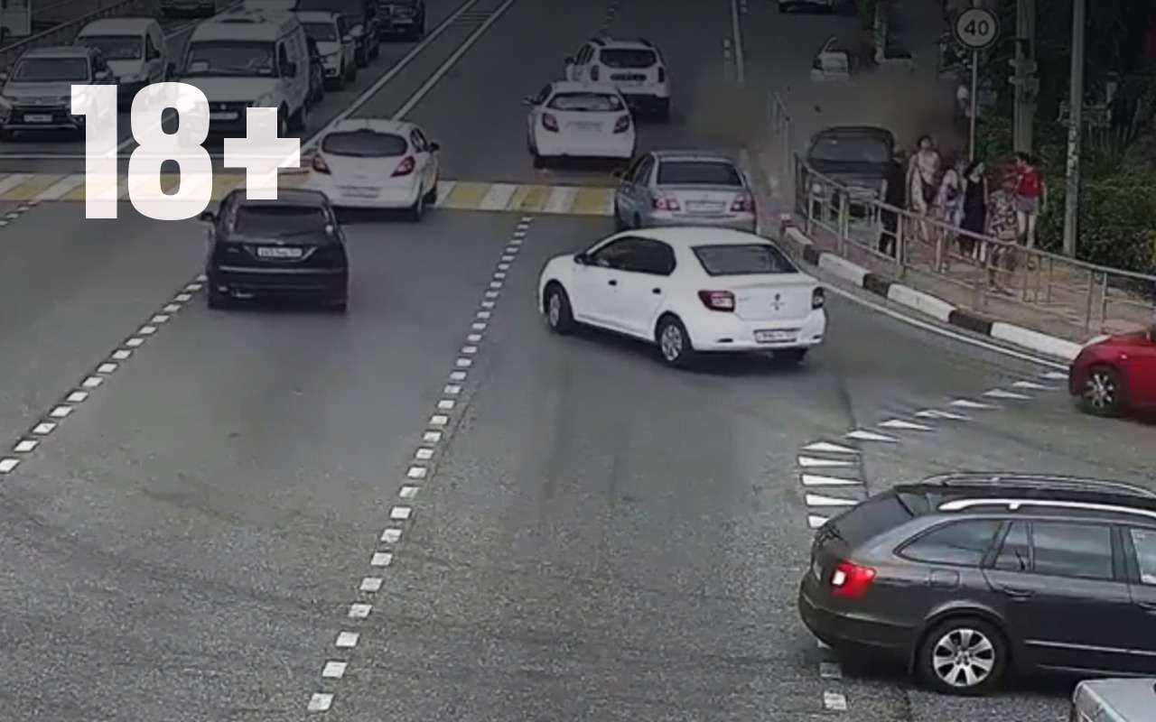 Заснувший водитель сбил шестерых на тротуаре