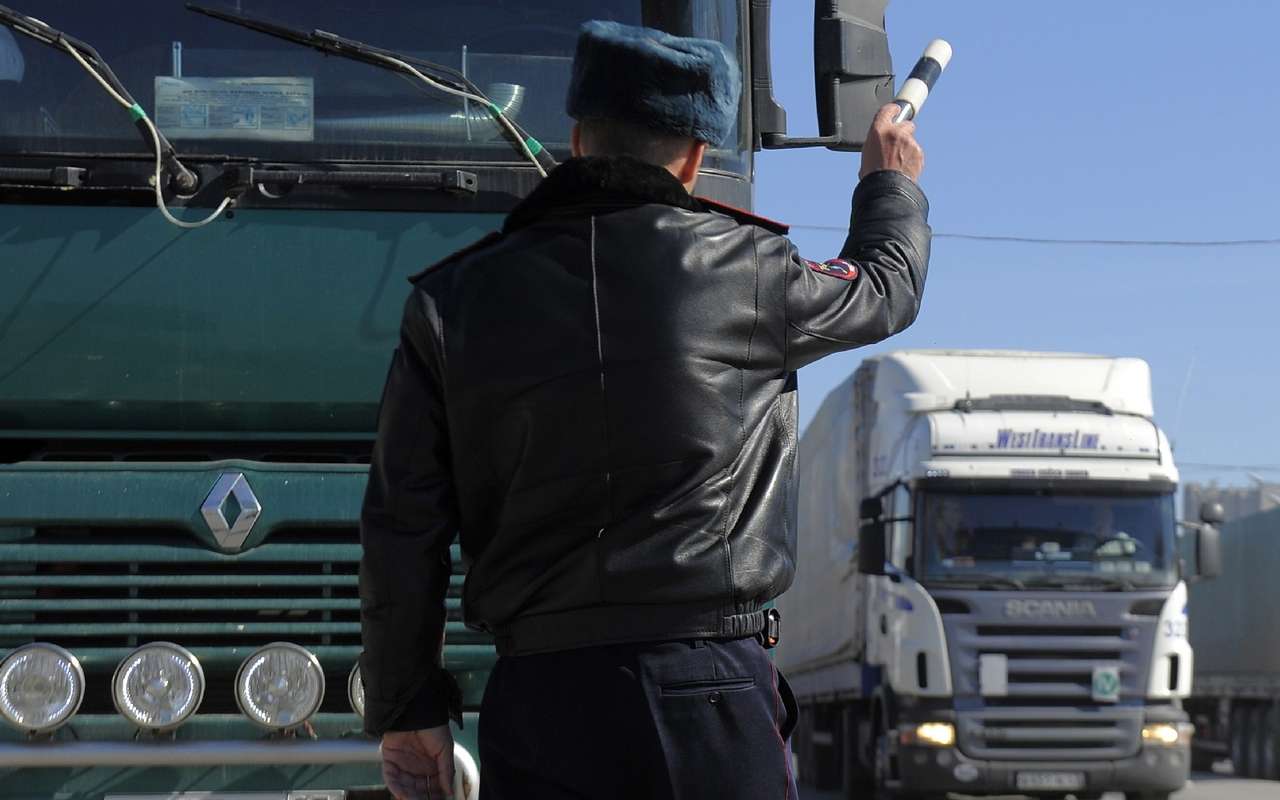 В Санкт-Петербурге судят лжеполицейских, грабивших фуры
