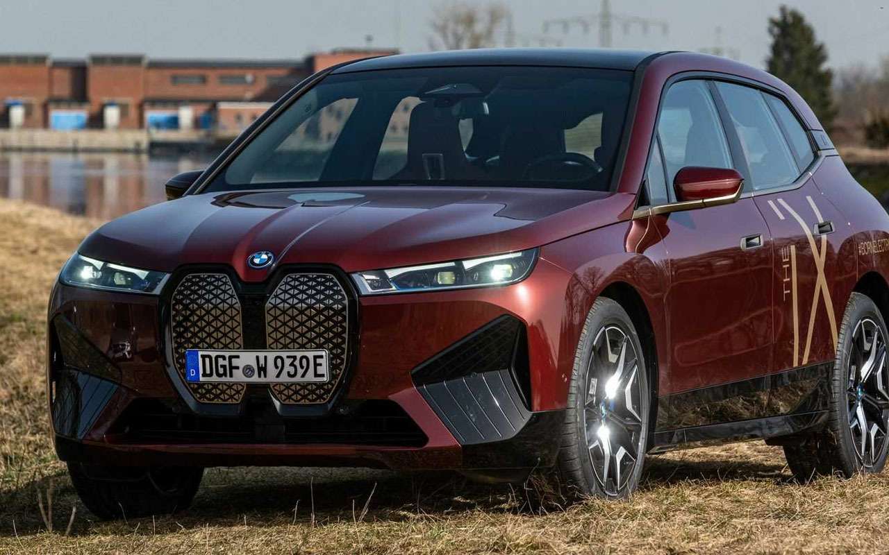 Mercedes передал привет с официальных фото нового BMW