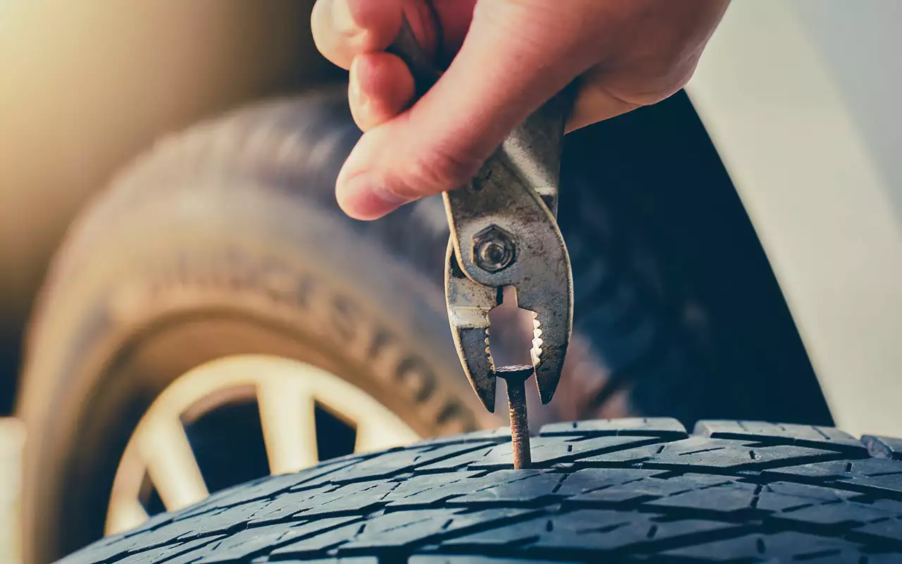 Пробил колесо на скорости – как тормозить и где?