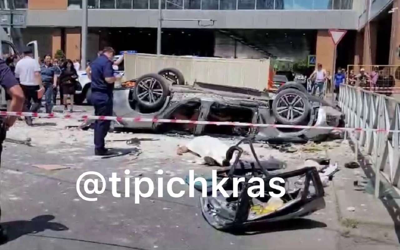 Кроссовер BMW X6 рухнул с парковки в Краснодаре