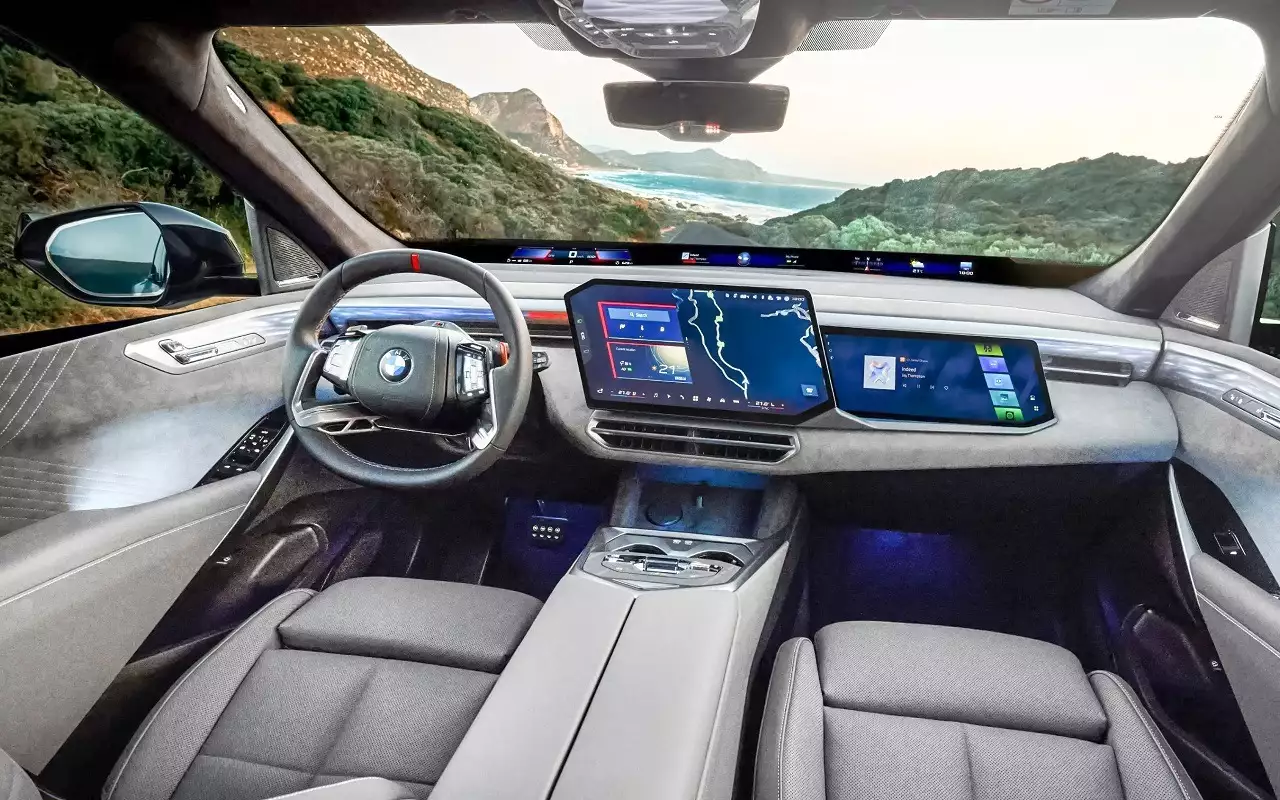 Интерьер BMW X5 G65 почти без изменений взят от представленных ранее машин третьей серии.