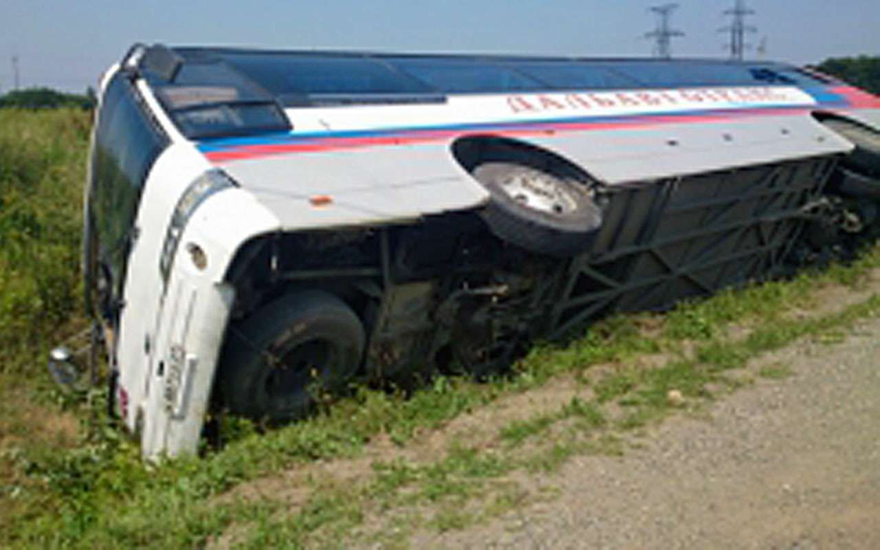 В перевернувшемся автобусе пострадали 6 человек