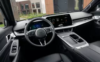 Haval F7 может не понравиться из-за отсутствия физического управления светом и стояночным тормозом. Зато руль – традиционной круглой формы.