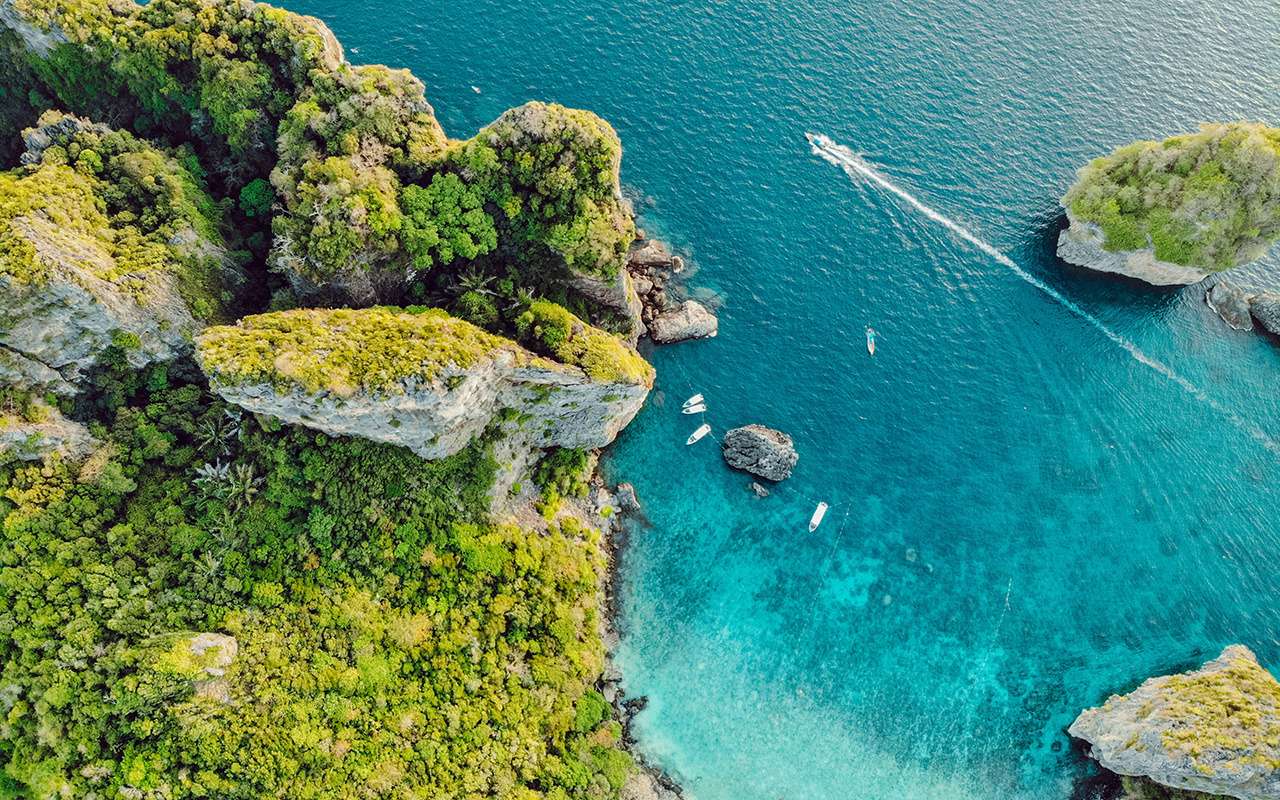 В Таиланде можно прокатиться на «плавучем поезде»