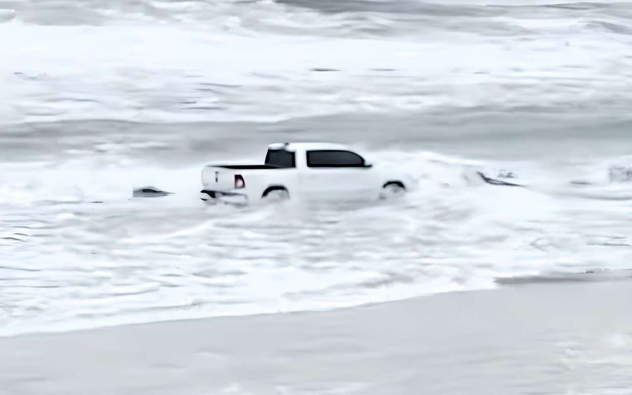 Ну совсем как в рекламе: безбашенный водитель решил поездить по воде