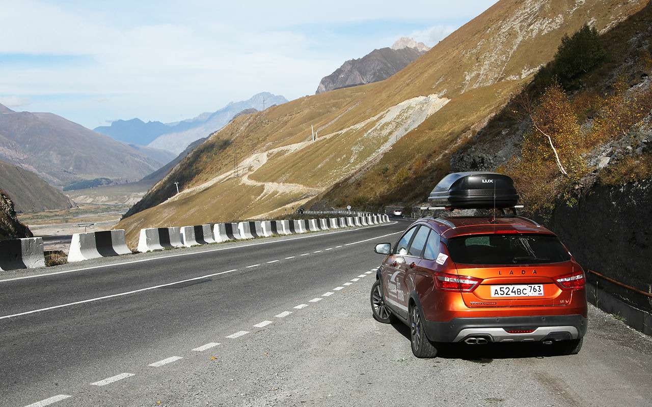 Виды, которые открываются с Военно-Грузинской дороги, поражают. Это одна из причин невысокой средней скорости. Приходится постоянно тормозить для фотосъемки.