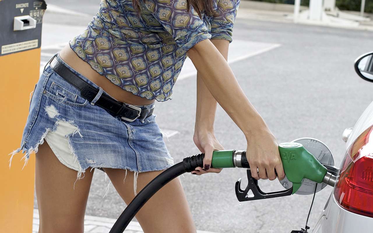 Девушка на АЗС: ну что поделаешь - не смогла! Реакция соцсетей