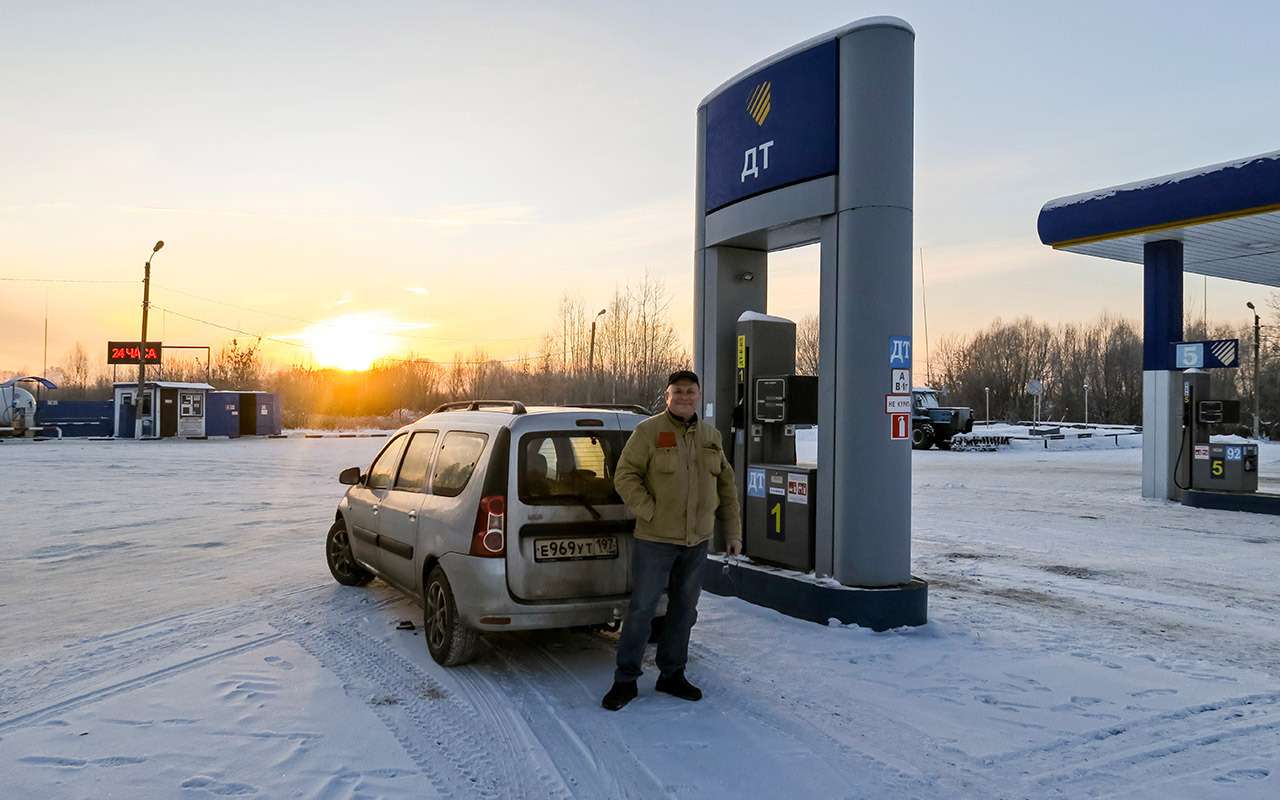 Заправка зимой. Бренды заправок. Автомобилист зимой. Приора зимой на заправке.