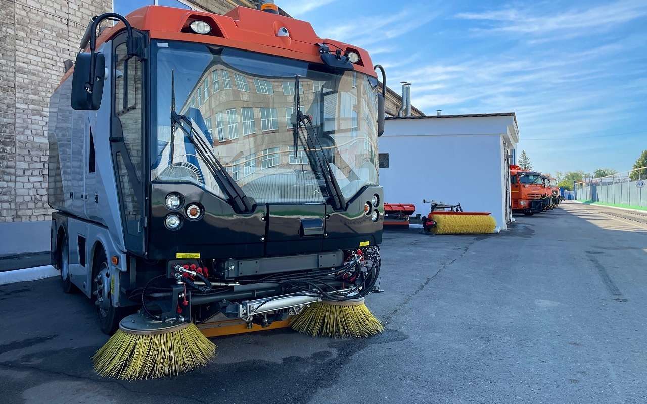 Вакуумно-уборочная машина УКМ-2000