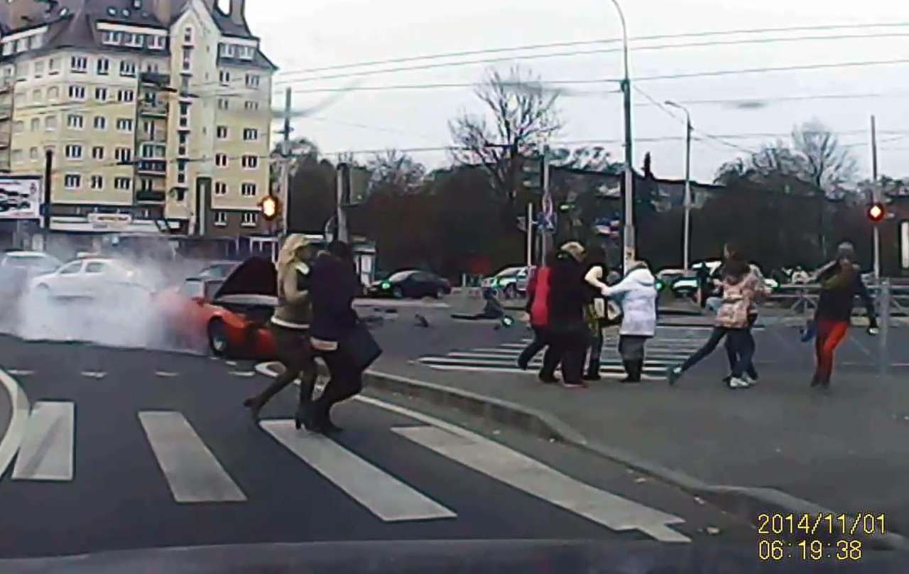 Pontiac врезался в группу женщин на пешеходном переходе (ВИДЕО)