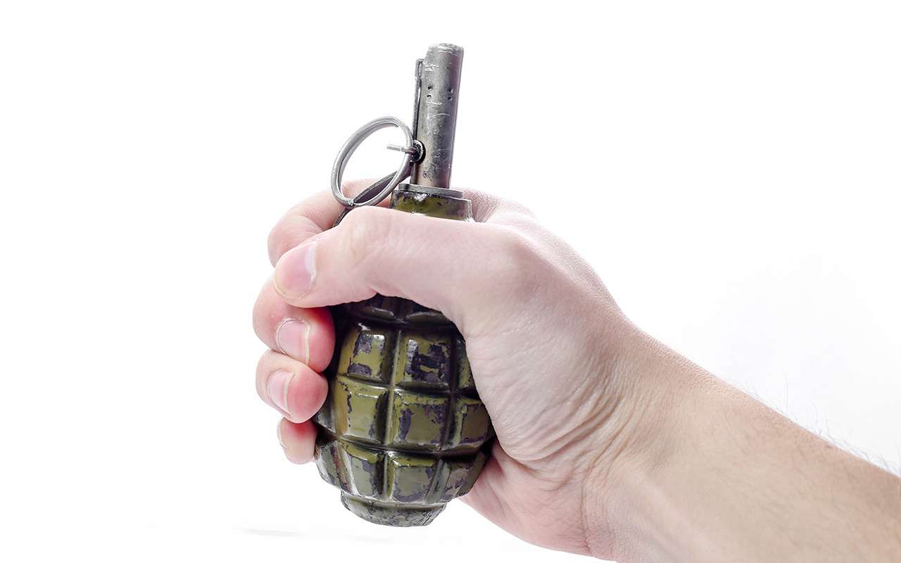 Пьяный водитель угрожал полицейским гранатой и требовал свидания с Собчак