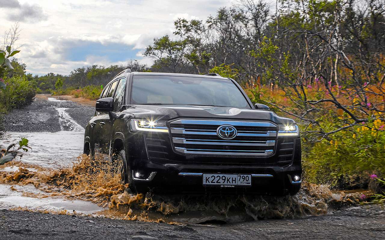 Toyota Land Cruiser 300. Цена в России от 5 666 000 ₽.
