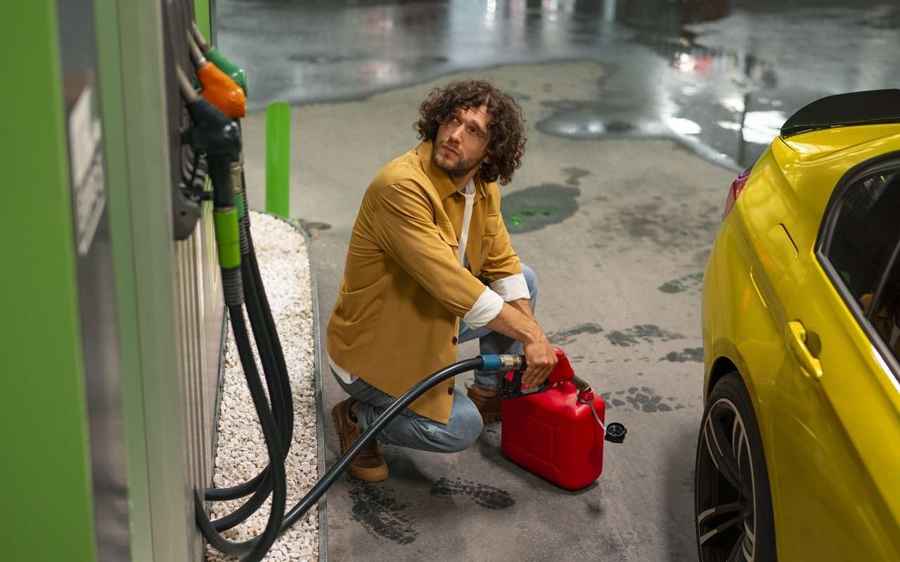 За что чаще всего штрафуют водителей на АЗС — топ-4 нарушений