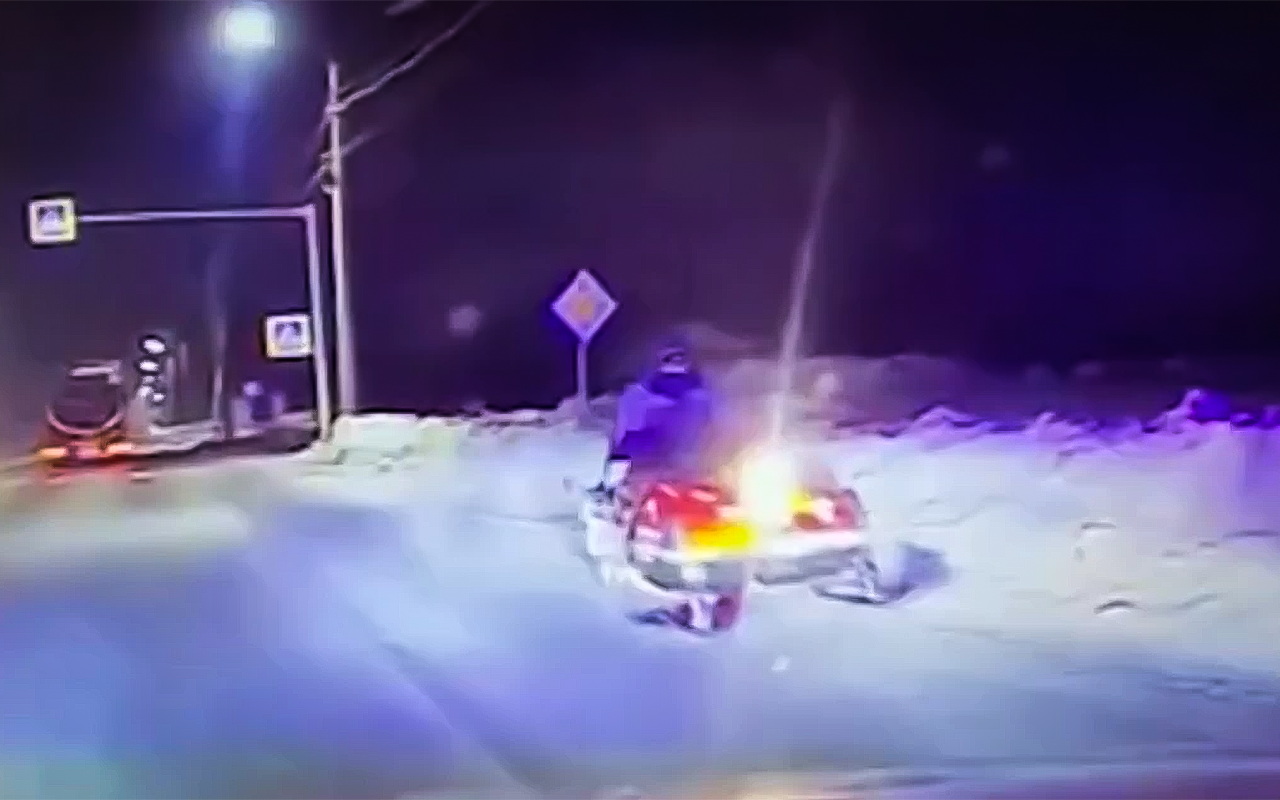 Искрометно: полиция поймала мужчину, ездившего на снегоходе по асфальту