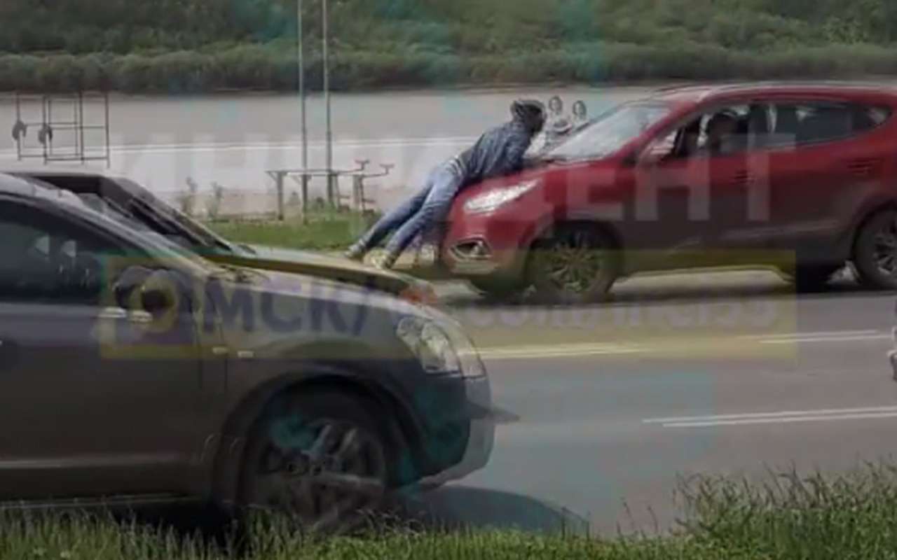 Парень прокатился по центру города на капоте машины