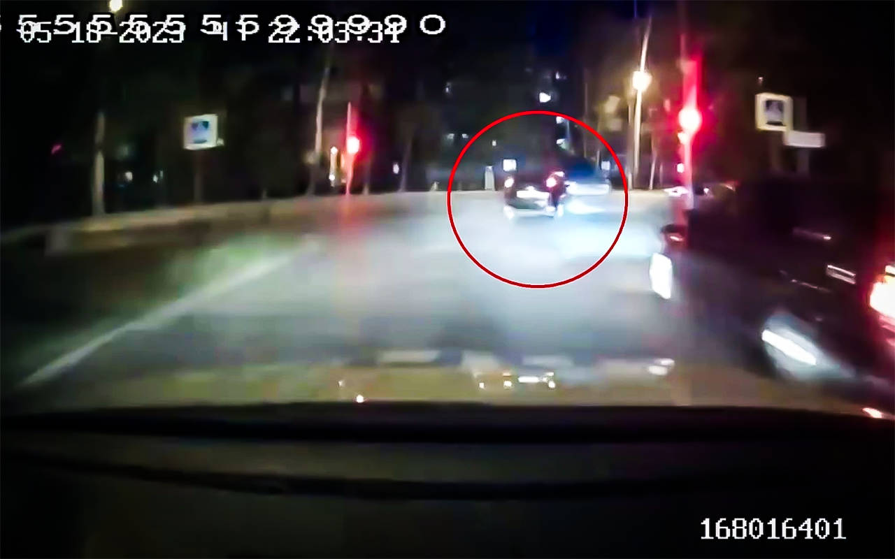 Убегая от полиции, смял четыре машины (видео)