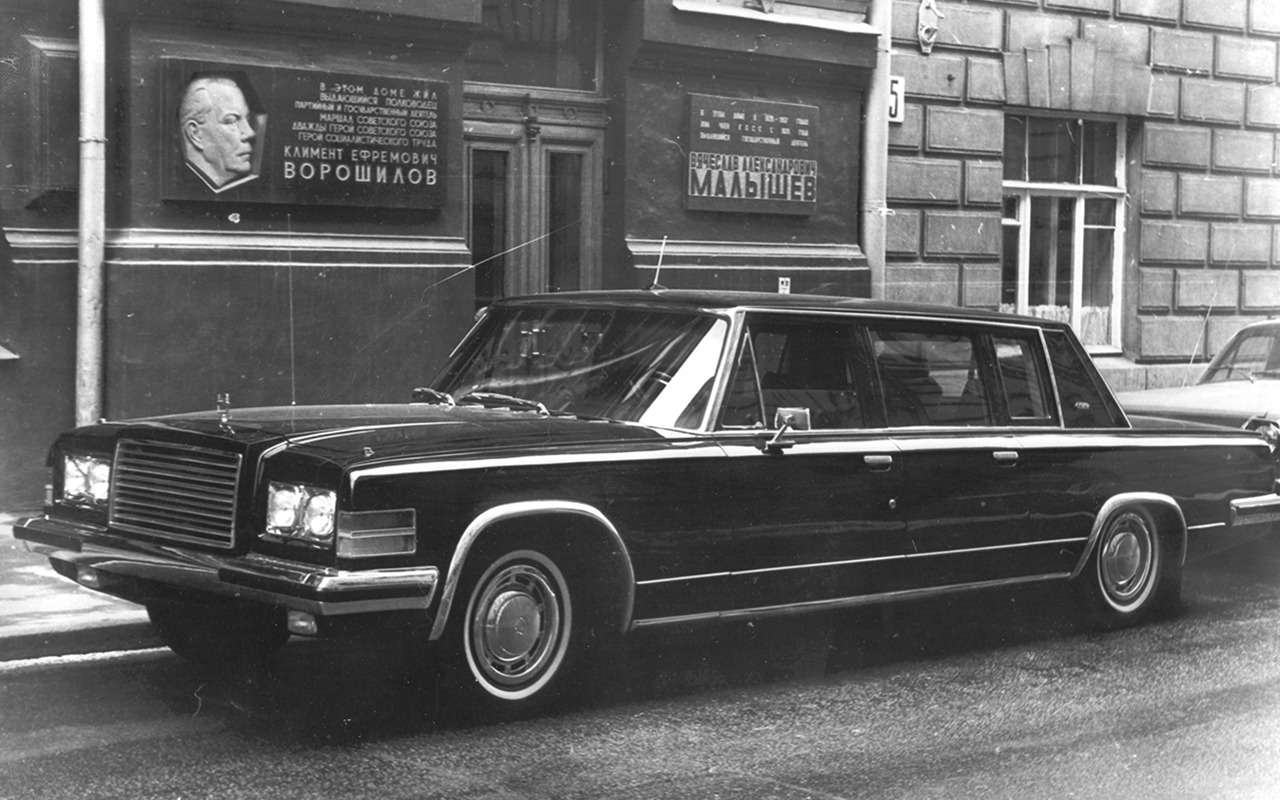 ЗИЛ-4104 возле знаменитого дома номер 3 по улице Грановского, в котором в разные годы жили многие руководители страны.