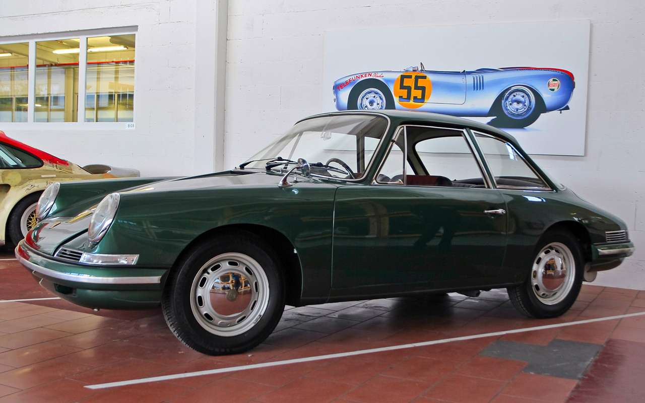 Прототип Porsche Type 754 T7 появился в 1959 году. «Бутци-ваген» – так его называли. Бутци, то есть Фердинанд Александр Порше-младший, пришедший в компанию двумя годами ранее, поделился своим прозвищем с прототипом. Это предтеча модели 901, которая пойдет в серию с индексом 911:­ в оформлении передней части узнаются мотивы легендарных спорткаров, хотя сзади машина выглядит своеобразно и еще не напоминает характерный силуэт 911‑х. В 1960‑е годы построили еще три или четыре прототипа, в том числе с шестицилиндровым мотором, удлиненной базой и полноценным задним сиденьем, – однако отец Бутци, Ферри Порше, зарубил эту концепцию и настоял на привычном варианте с посадочной формулой 2 + 2. У прототипа на этой фотографии – передняя подвеска McPherson, как на будущих 911‑х, однако двухлитровый мотор конструкции Эрнста Фурманна еще четырехцилиндровый (на Porsche 356 Carrera 2 он развивал 130 л.с.).