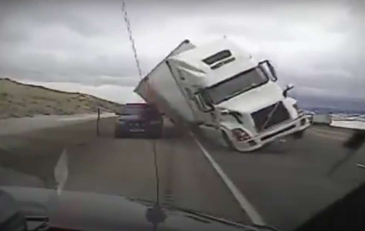 Американские фуры стали падать на копов