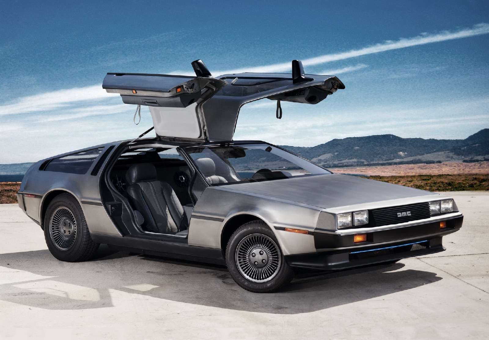 BMW i8 и DeLorean DMC-12 — вперед в будущее