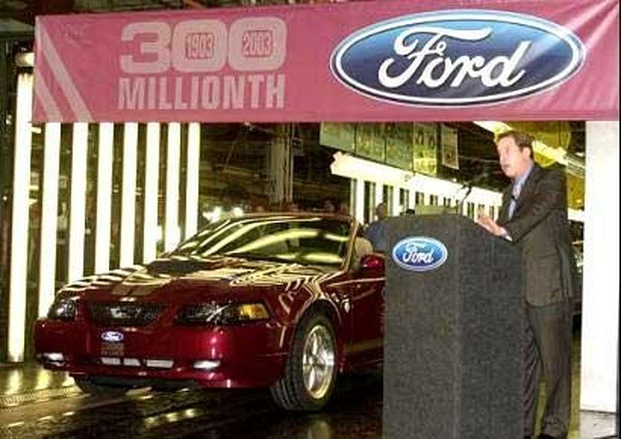 Билли Ford благословил 300-миллионный автомобиль