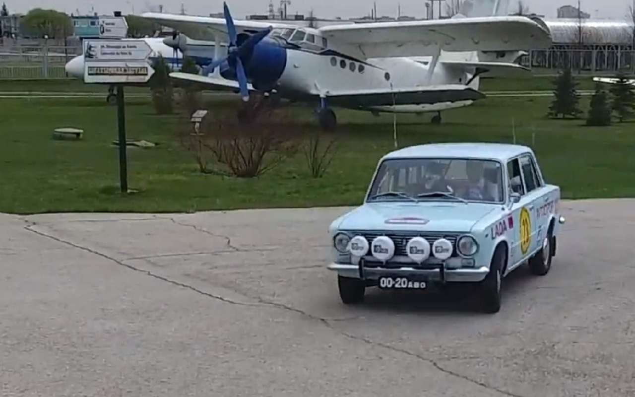 Раллийный ВАЗ-2101 из 70-х на треке сегодня: хорошо едет