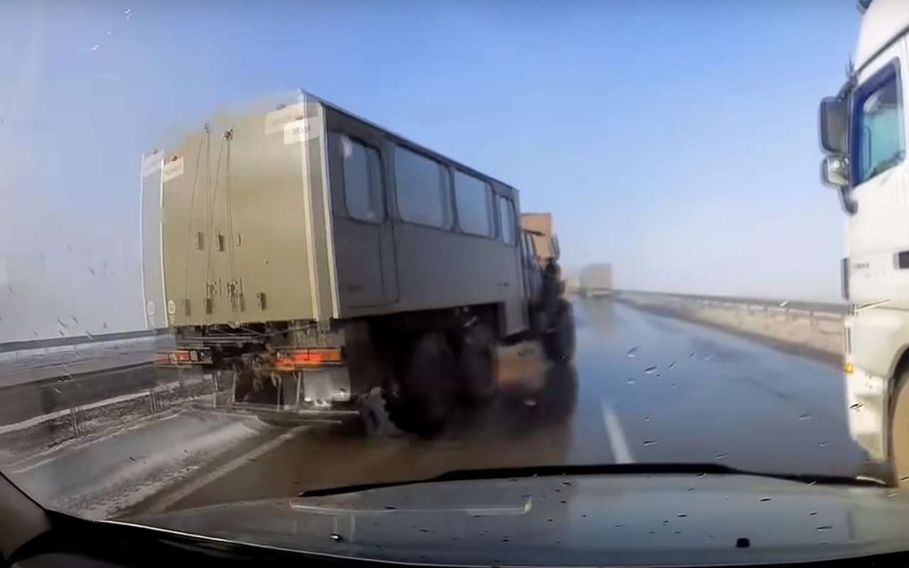 Невероятный маневр: водитель Урала ловко ушел от столкновения