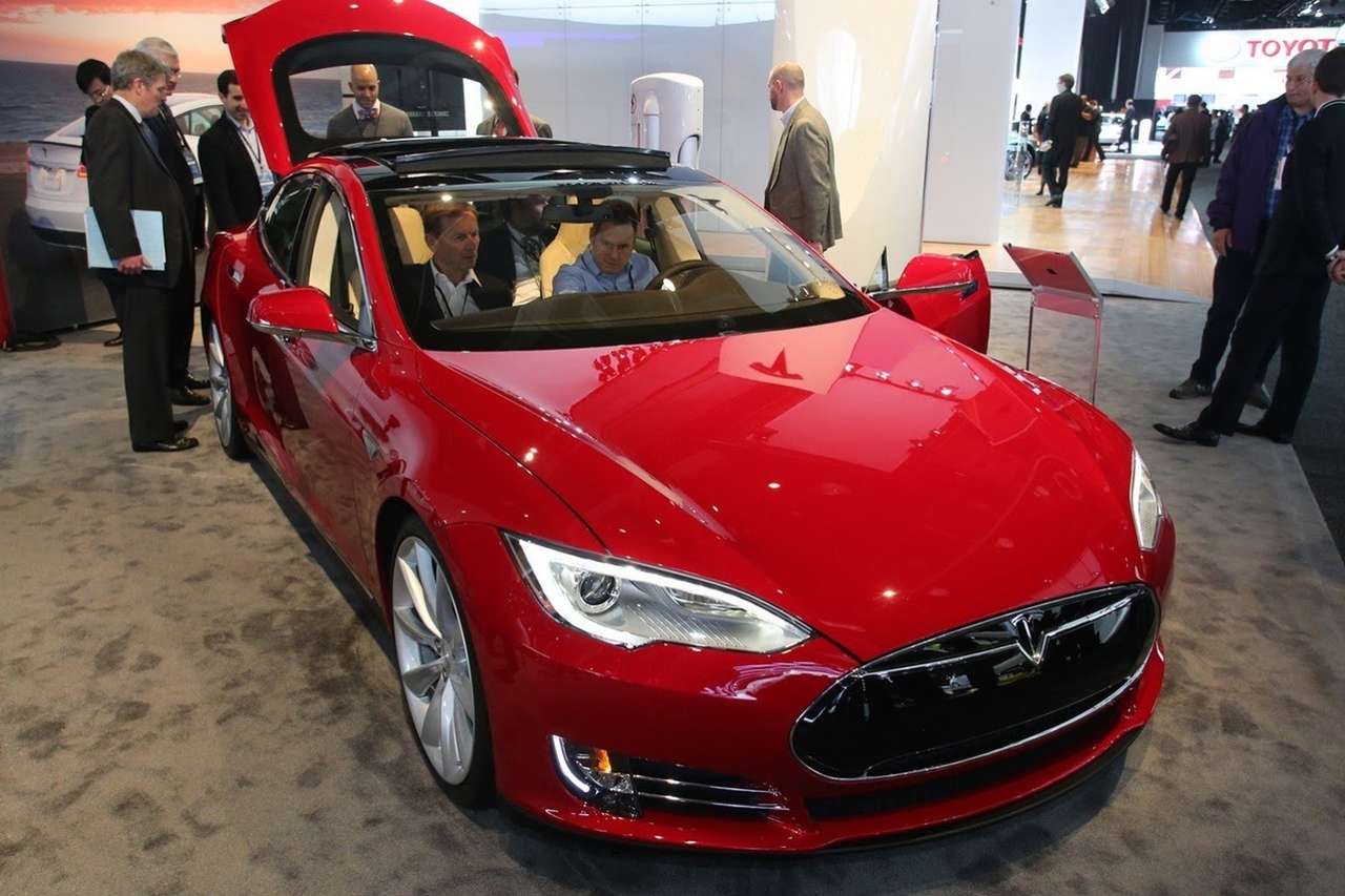 На пути Tesla в Азию встал китайский делец