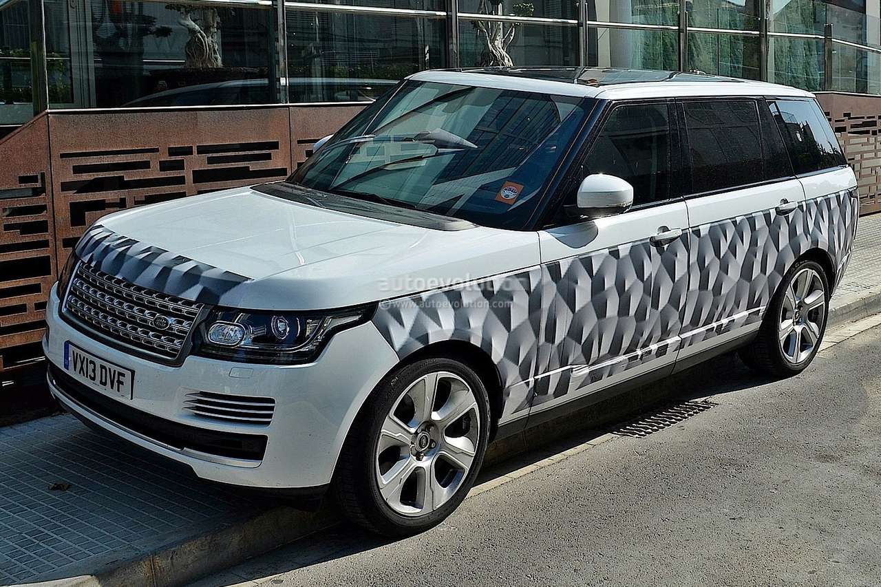 Шпионы запечатлели удлиненный Range Rover почти без камуфляжа
