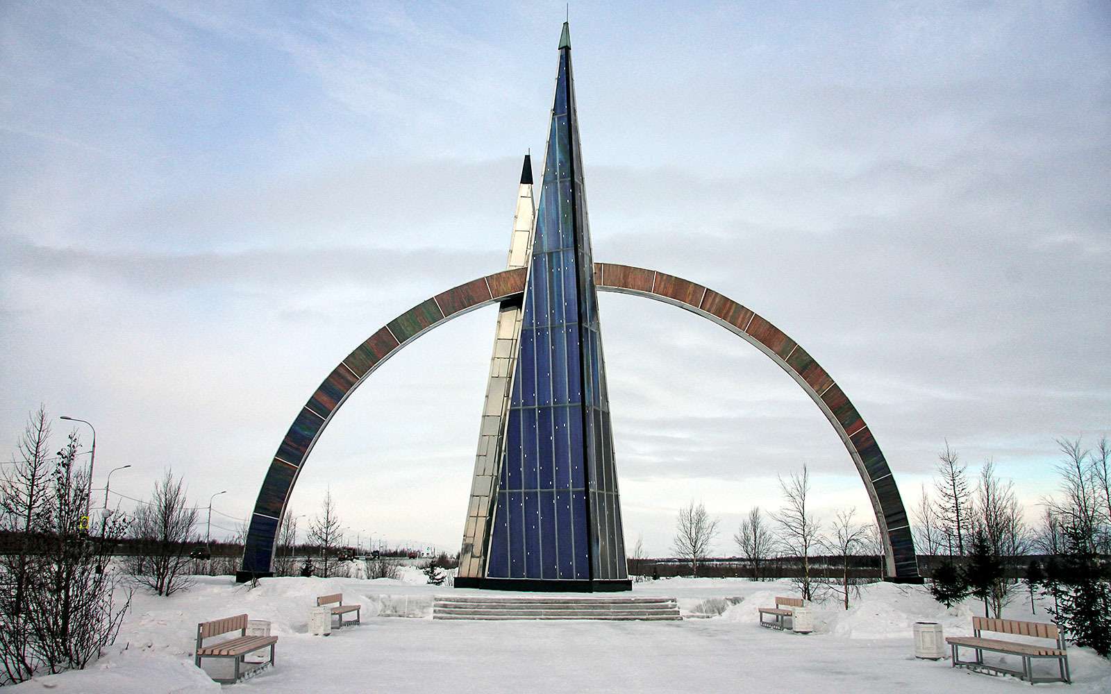 Монумент Полярный круг Салехард. Стела Полярный круг Салехард. Салехард стела Полярный круг зимой.