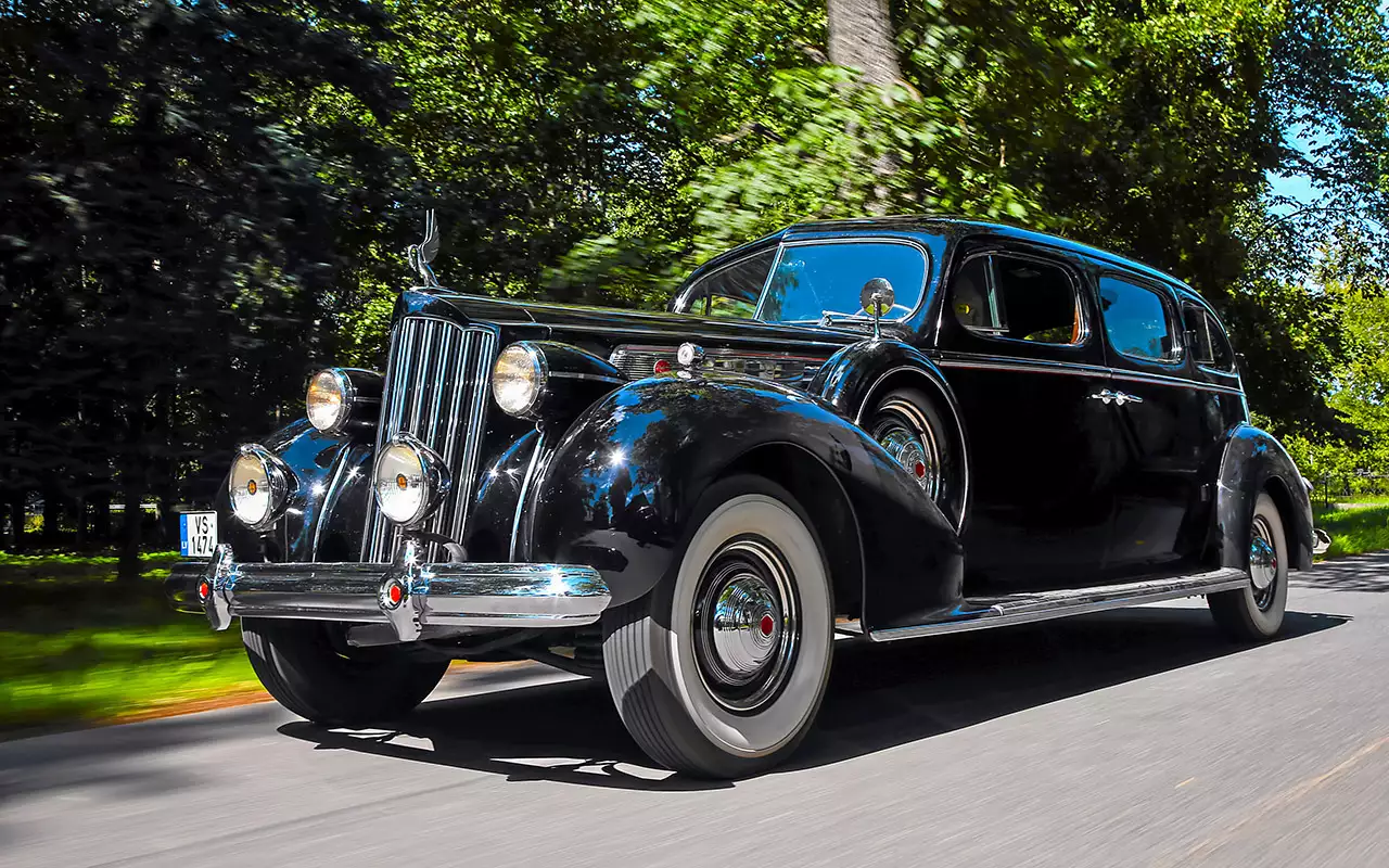 Packard Super Eight появился в гамме компании в 1933 году. Версию 1939 модельного года представили в сентябре 1938‑го. Рядный восьмицилиндровый мотор развивал 130 л.с., коробка передач – трехступенчатая, синхронизированная. Передняя подвеска – независимая, задняя – цельный мост на продольных рессорах. Выпускали версии 1703 с базой 3225 мм и 1705 с базой 3760 мм, двух- и четырехдверные открытые и закрытые кузовá. Было собрано 3962 автомобиля Super Eight 1939 модельного года.
