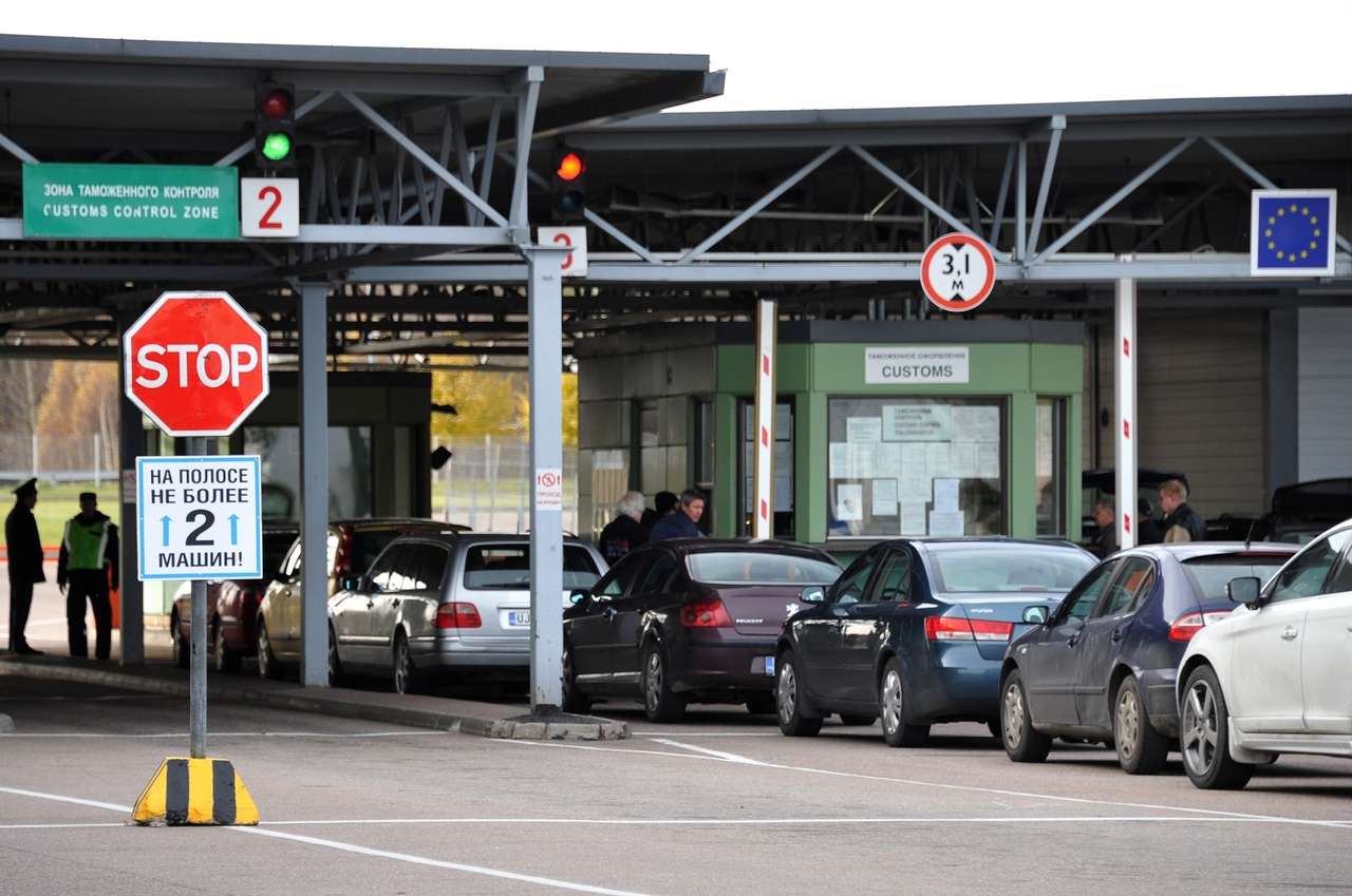 Финны массово направились в Россию за дешевым бензином после обвала рубля