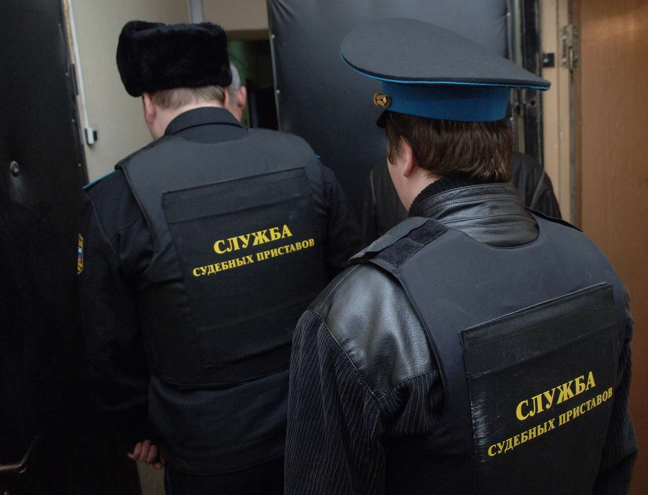 Автомобилистка наехала на пристава, не пожелав расстаться со своей машиной