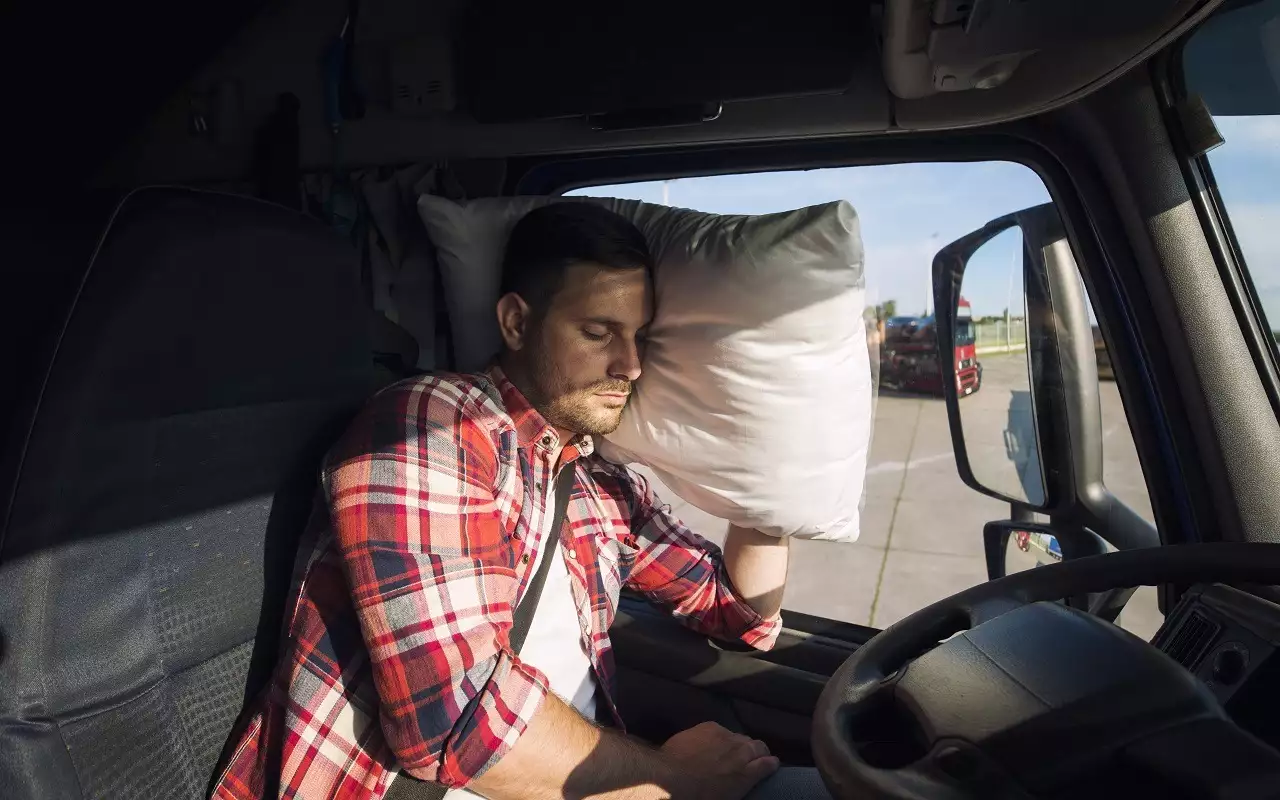 Без этого предмета в машине ваше путешествие станет мучением — лайфхак от эксперта