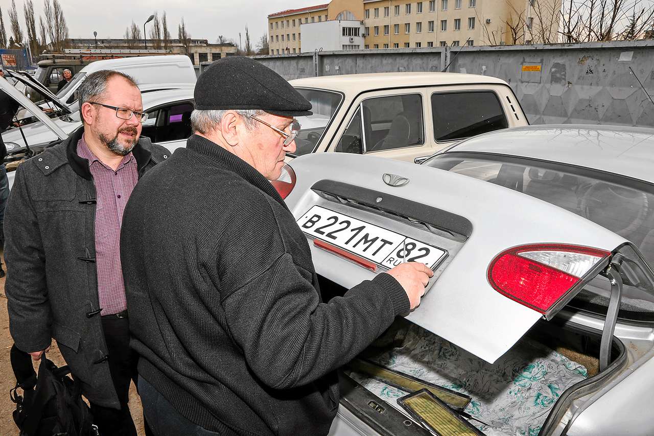 Пенсионер Энвер Субхиевич прикручивает к своему Ланосу российские номера, которые достались ему бесплатно. Lanos запорожской сборки здесь очень популярен.