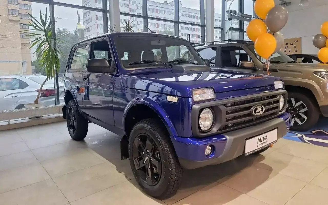Niva Legend «Черная серия» в Санкт-Петербурге. На таких машинах все, как в комплектации «Урбан», но интерьер и колесные диски – черные. РРЦ – 1 365 000 рублей, на 20 тысяч дороже «Урбана».