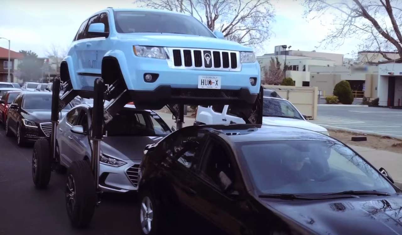 Представленная год назад в США антипробочная модификация внедорожника Jeep Grand Cherokee, к сожалению, так и осталась в единственном экземпляре, а ведь о такой сверхспособности, как езда над пробками, мечтают многие водители!