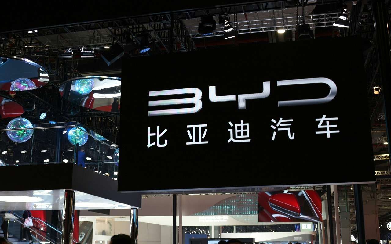 Выдавить Toyota: китайская BYD начала ценовую войну против авто с бензиновым мотором