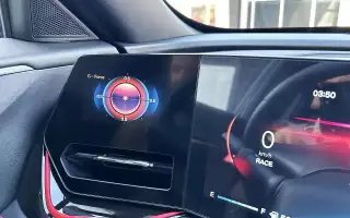 Слева от приборки – дополнительный несенсорный дисплей, на который выводятся названия радиостанции или датчик-акселерометр (в режиме Race).