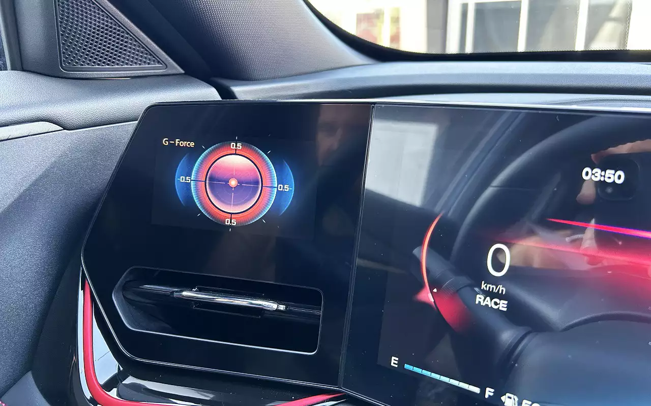 Слева от приборки – дополнительный несенсорный дисплей, на который выводятся названия радиостанции или датчик-акселерометр (в режиме Race).