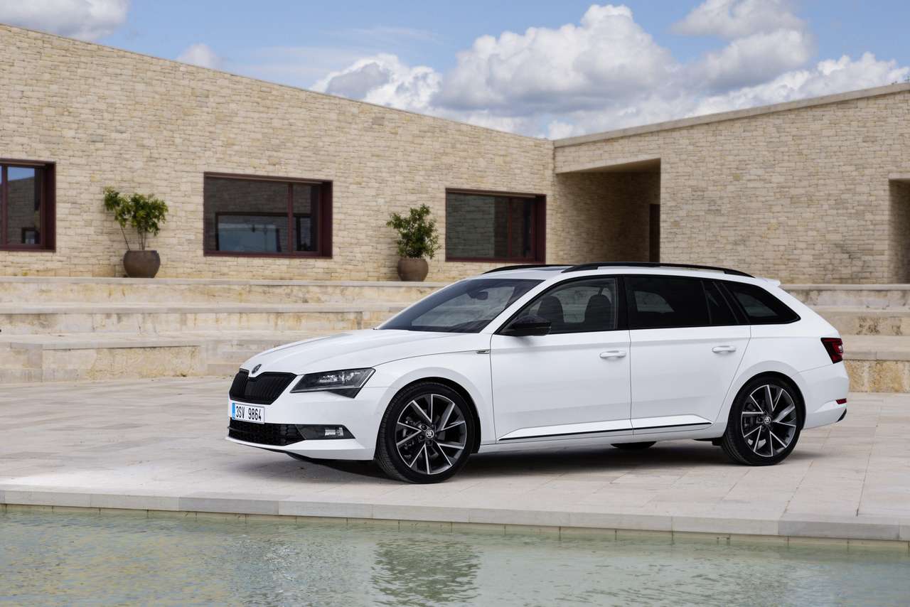 Стартовал прием заказов на новый универсал Skoda Superb