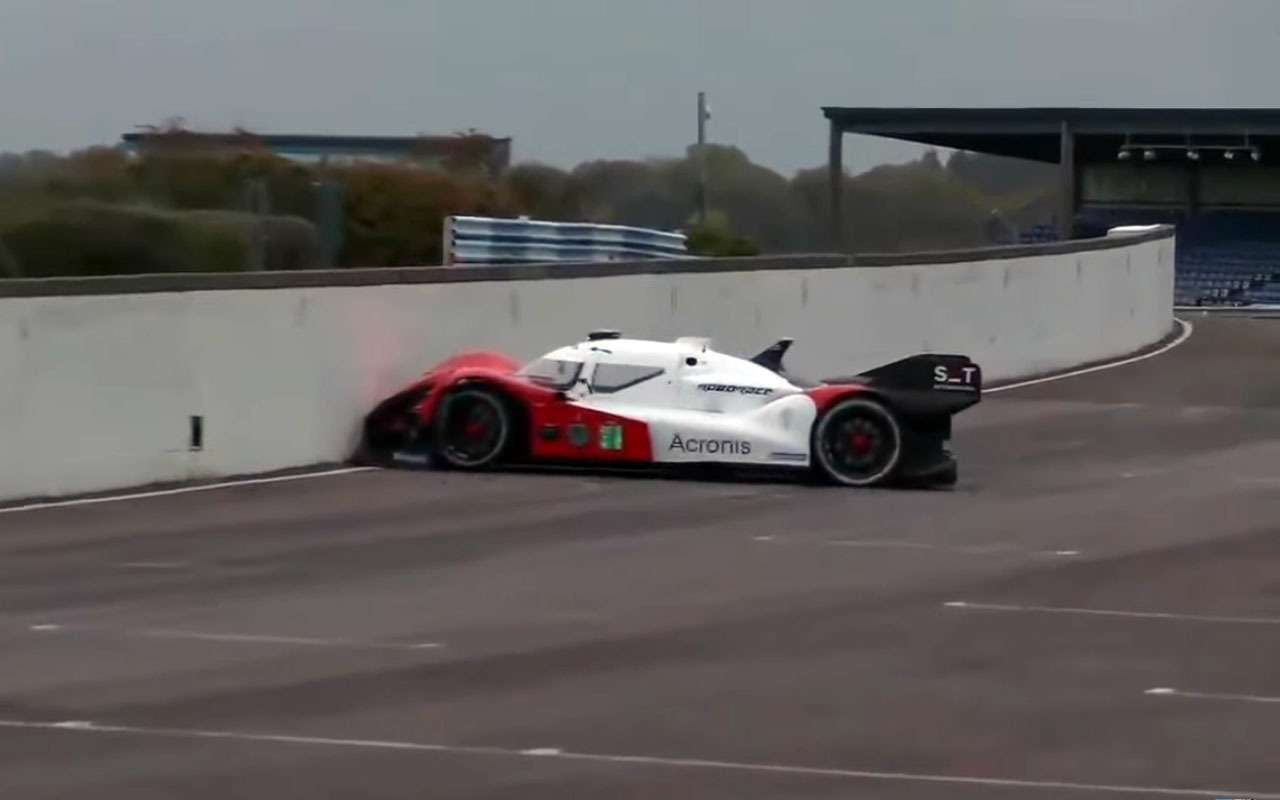 Срезал в стену: автономный гоночный болид поехал не туда