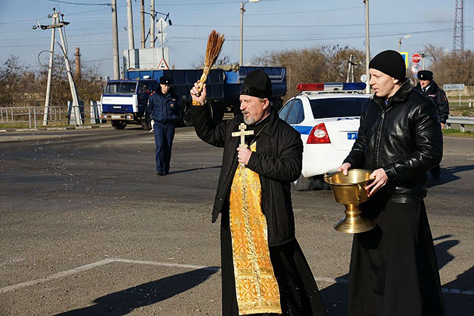 Пройден на ходу. Освящение дорог. Крестный ход ГАИ. Освящения для автодороги. ДПС С батюшкой в Краснодаре.