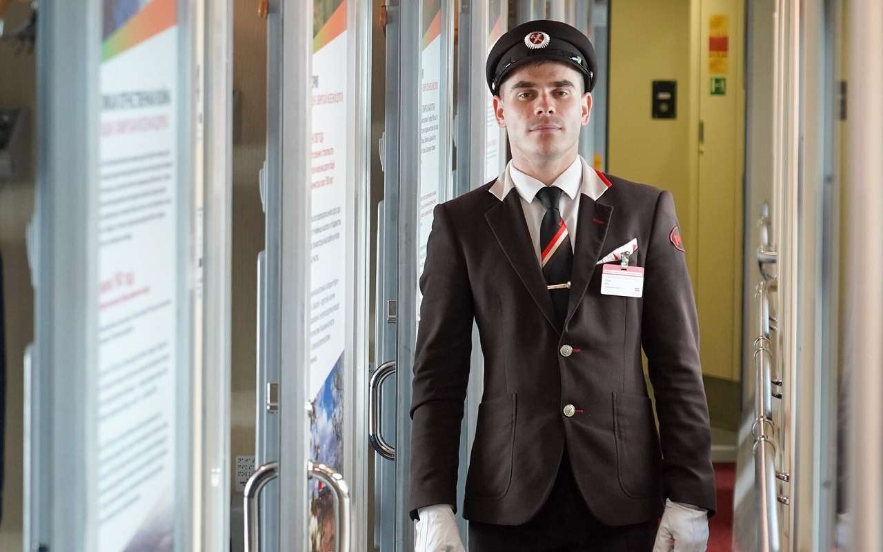 На лазурные пляжи Японского моря снова можно доехать на специальном поезде