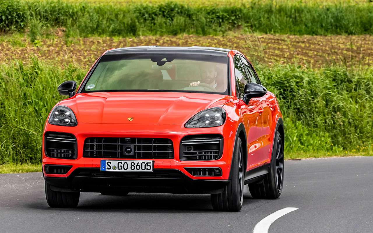 По умолчанию на Cayenne Coupe ставят панорамную крышу. Карбоновая крыша с подштамповкой в стиле Porsche 911 GT3 RS (на фото) – опция.