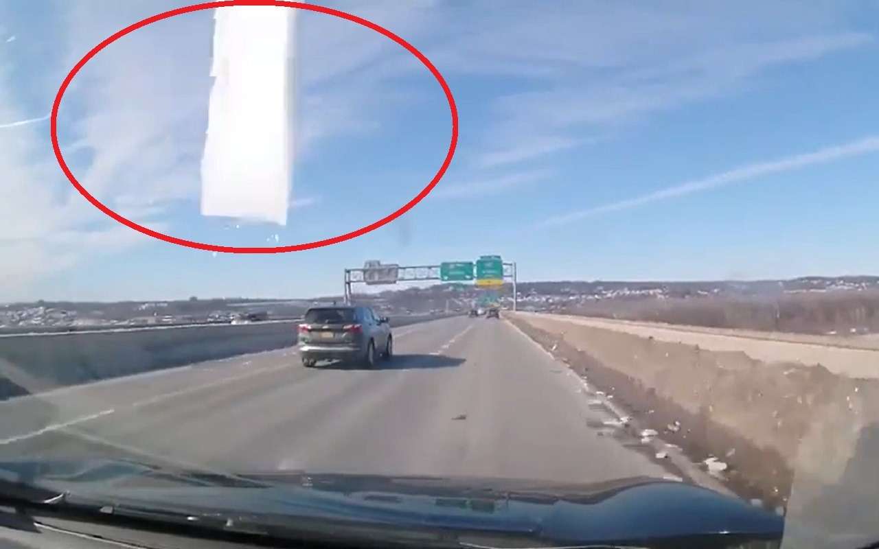 Зачем чистить машину от снега, прежде чем выехать на трассу (видео)